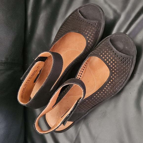 Clarks Women s Reedly Salene Wedge Sandal Black NUBUCK 6 US - Picture 2 of 9